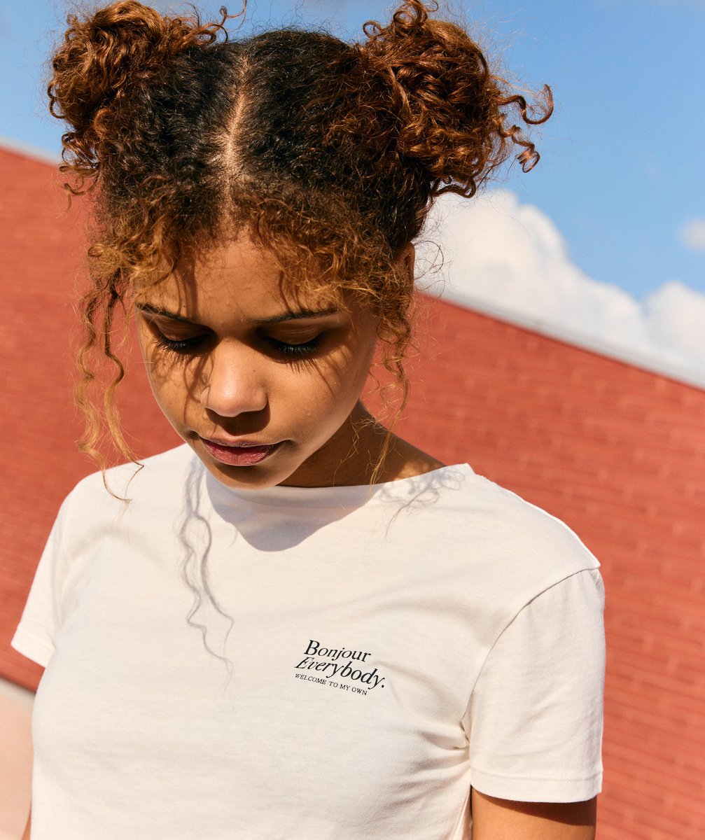 Short-sleeved t-shirt for girls in white organic cotton with "bonjour everybody" motif