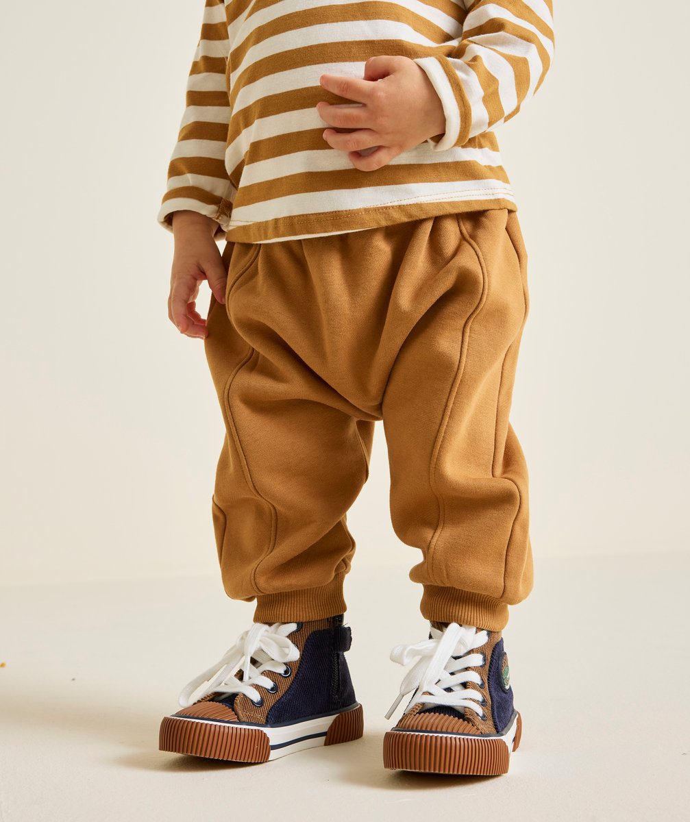 Baby boy jogging pants in brown recycled fibers