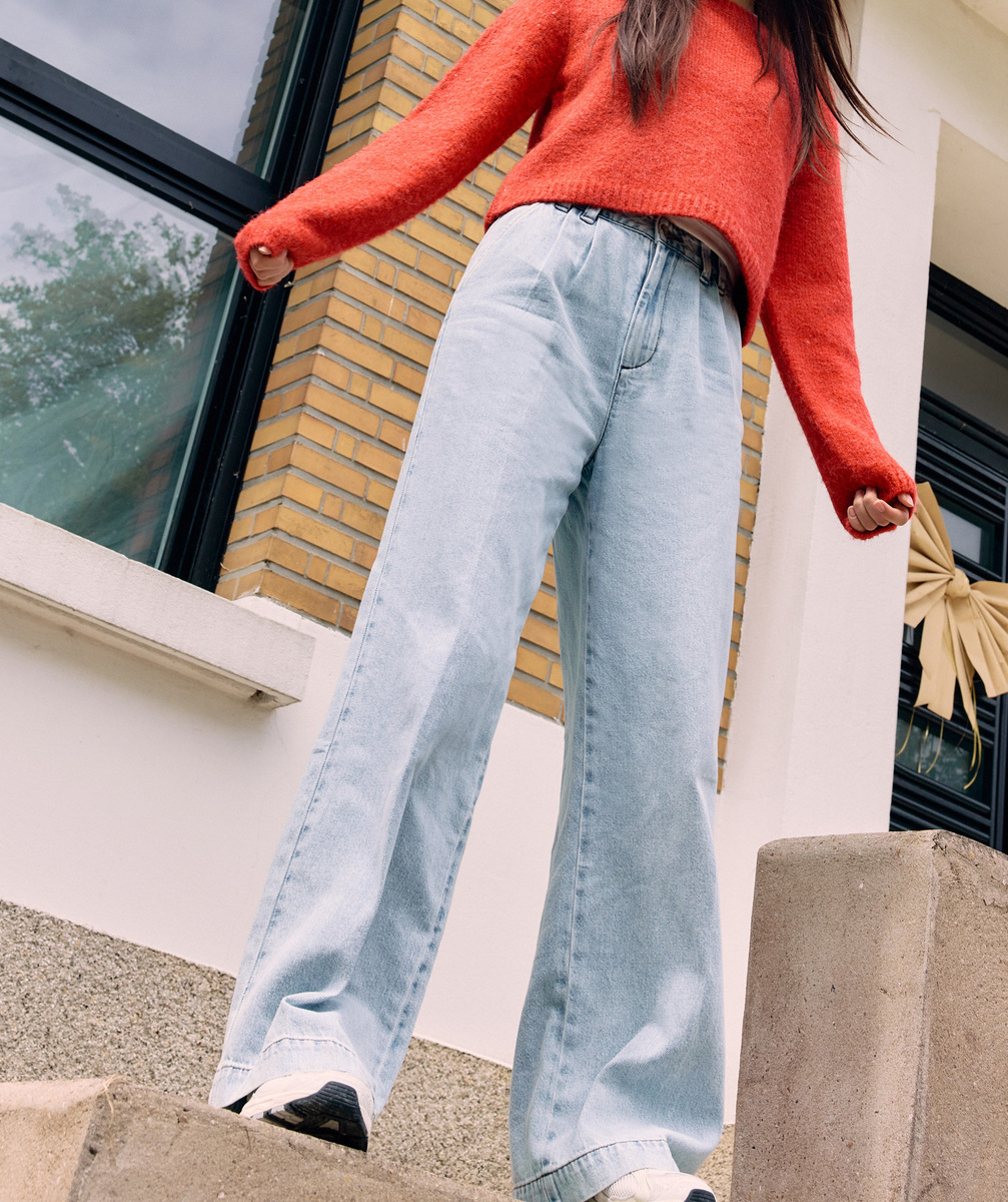 Light blue jeans for teenage girls