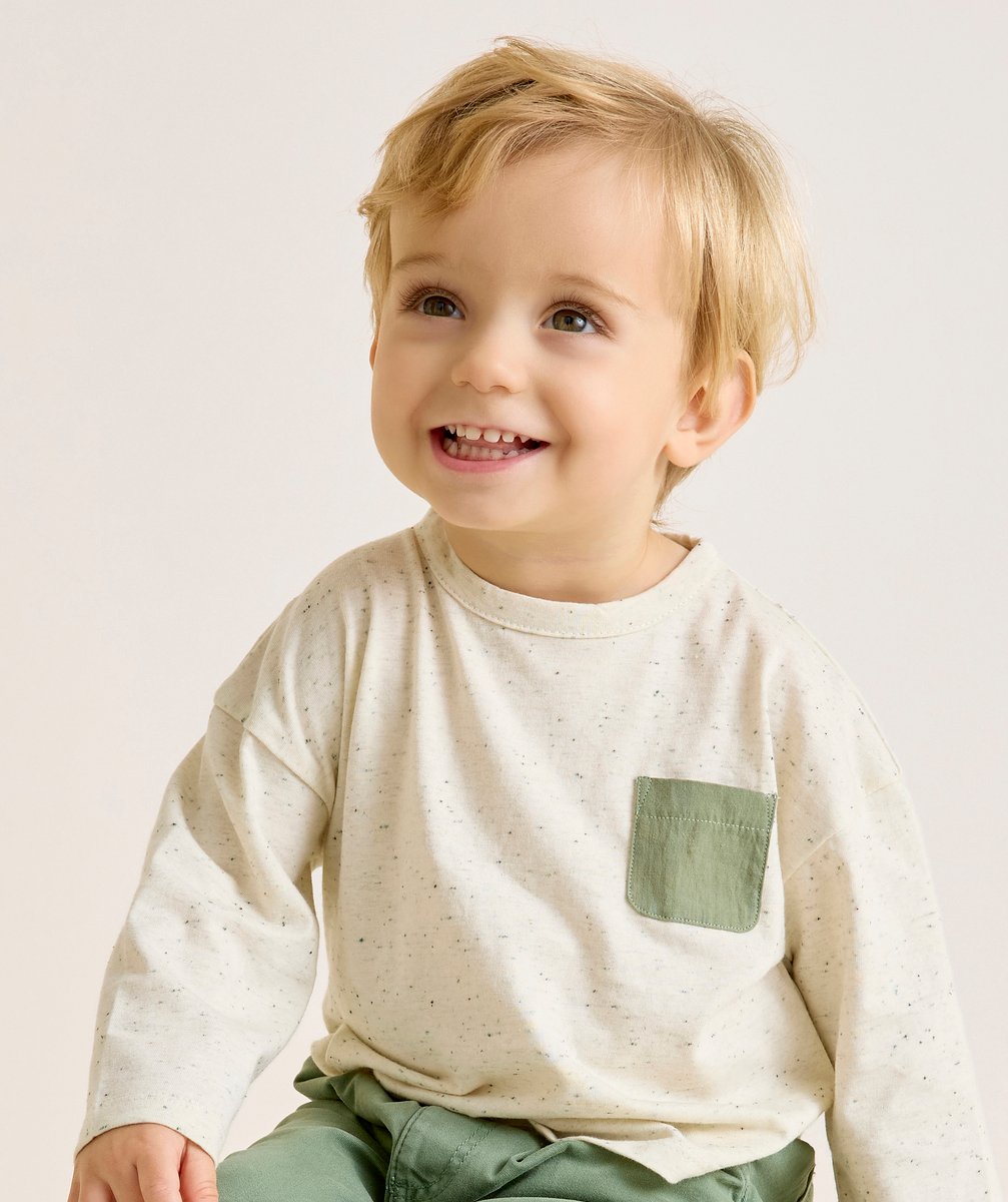 Long-sleeved baby t-shirt with green chest pocket